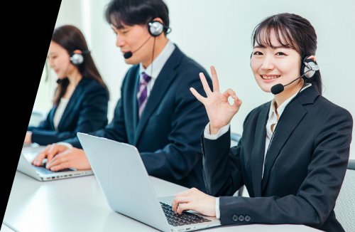 ヘッドセットを着けて対応するコールセンターのスタッフ